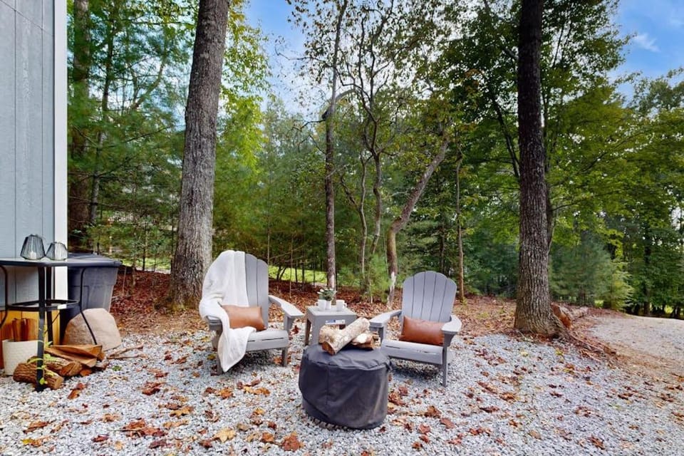 Cozy Lakeview Cottage House in Mills River