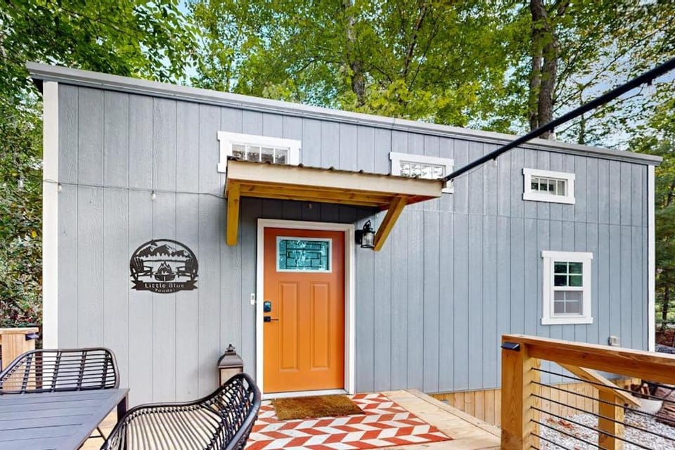 Cozy Lakeview Cottage House in Mills River