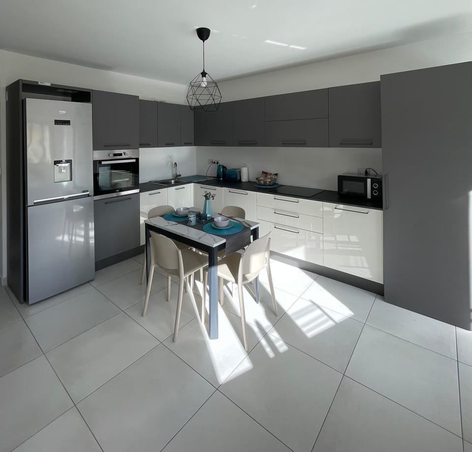 Kitchen or kitchenette, Dining area, toaster, washing machine, dryer