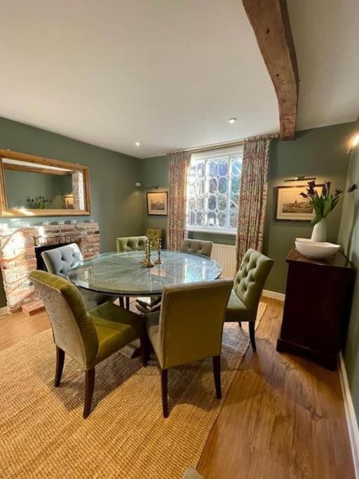 Northbrook Cottage, Farnham, up to 8 adults House in Borough of Waverley