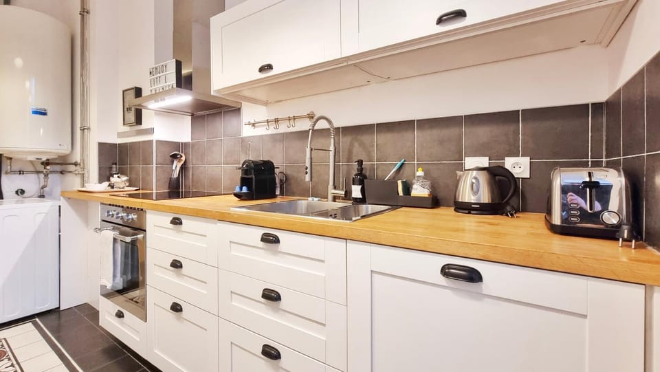 Coffee/tea facilities, Kitchen or kitchenette, dishwasher, stove, toaster