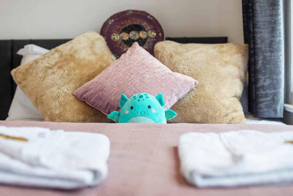 Bed, Bedroom, towels