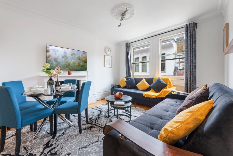 TV and multimedia, View (from property/room), Living room, Seating area, Dining area, City view, Drinks