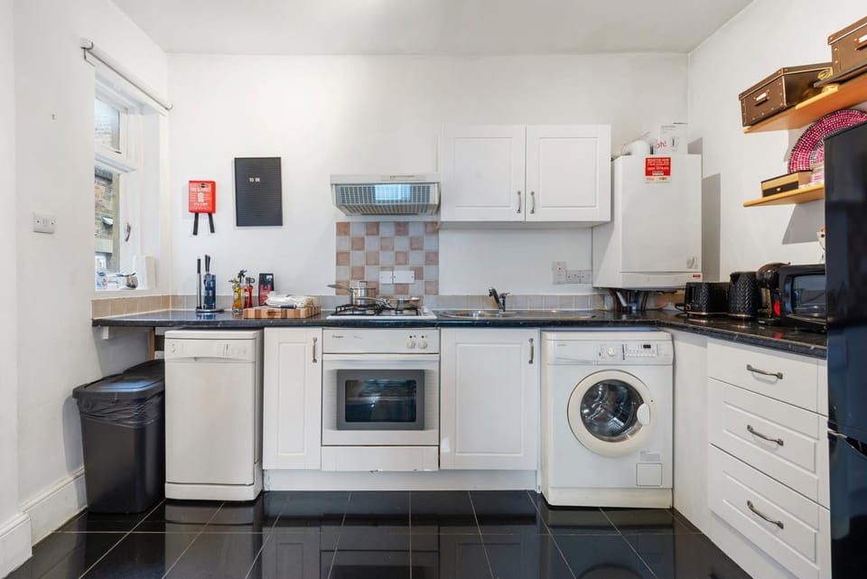 Coffee/tea facilities, Kitchen or kitchenette, dishwasher, oven, stove, toaster, washing machine, dryer