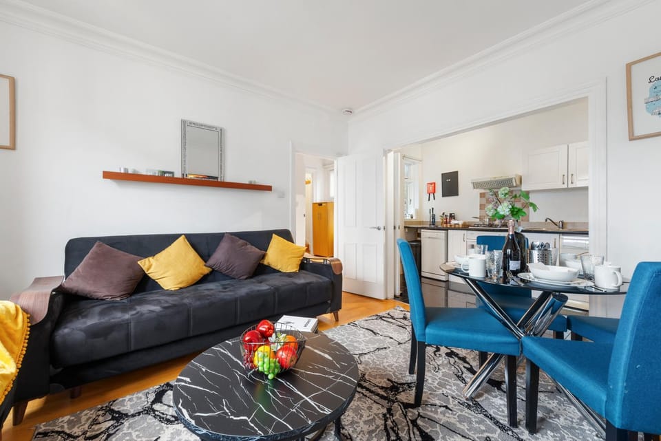 Kitchen or kitchenette, Living room, Food and drinks, Seating area, Dining area, Alcoholic drinks