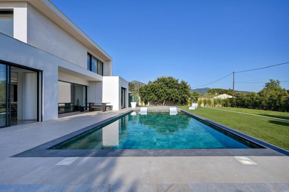 Property building, Day, Garden, Balcony/Terrace, Pool view, Swimming pool