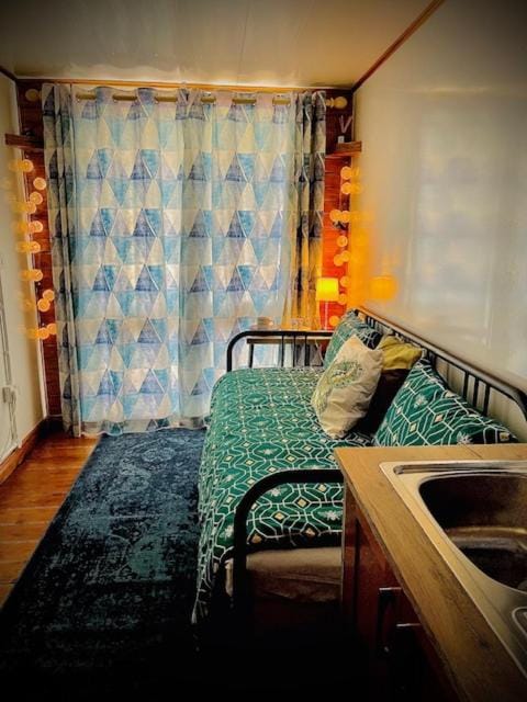 Bed, Photo of the whole room, Seating area