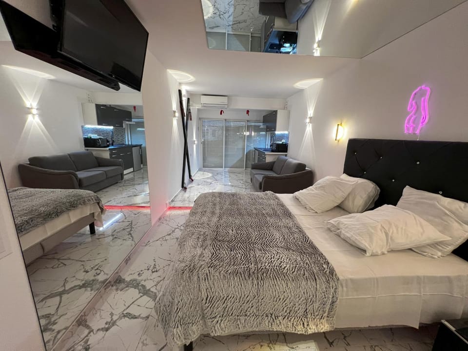 Bed, TV and multimedia, Photo of the whole room