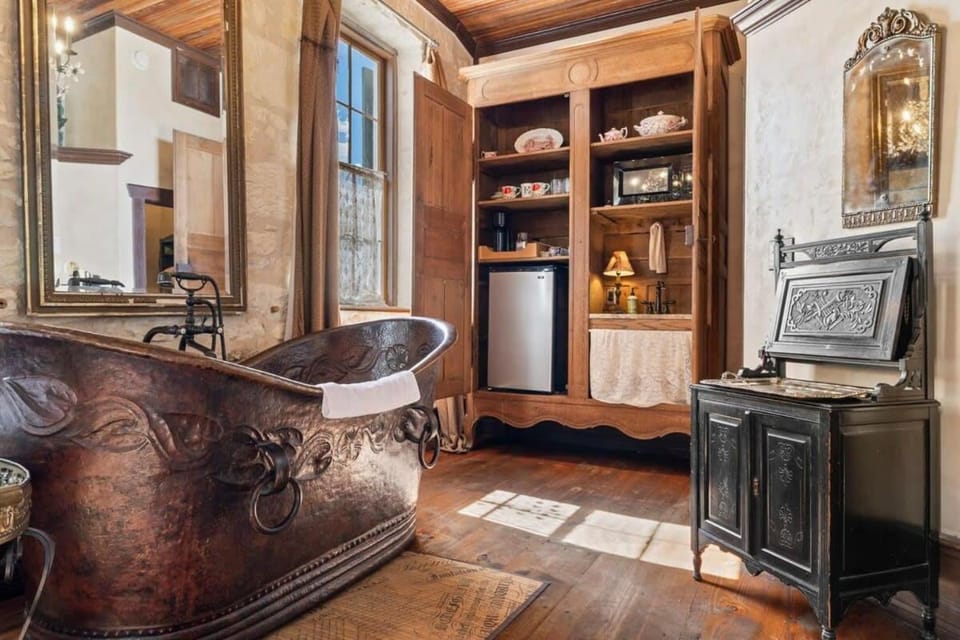 Romantic 1BR Suite on Main Street - Prime location Inn in Fredericksburg