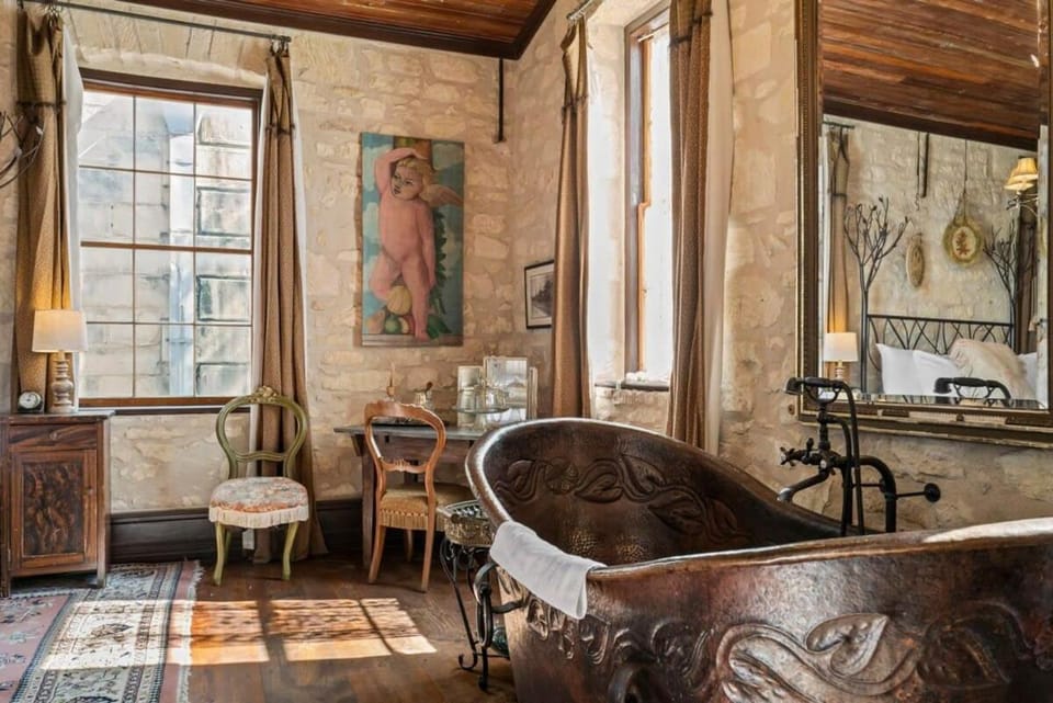 Romantic 1BR Suite on Main Street - Prime location Inn in Fredericksburg