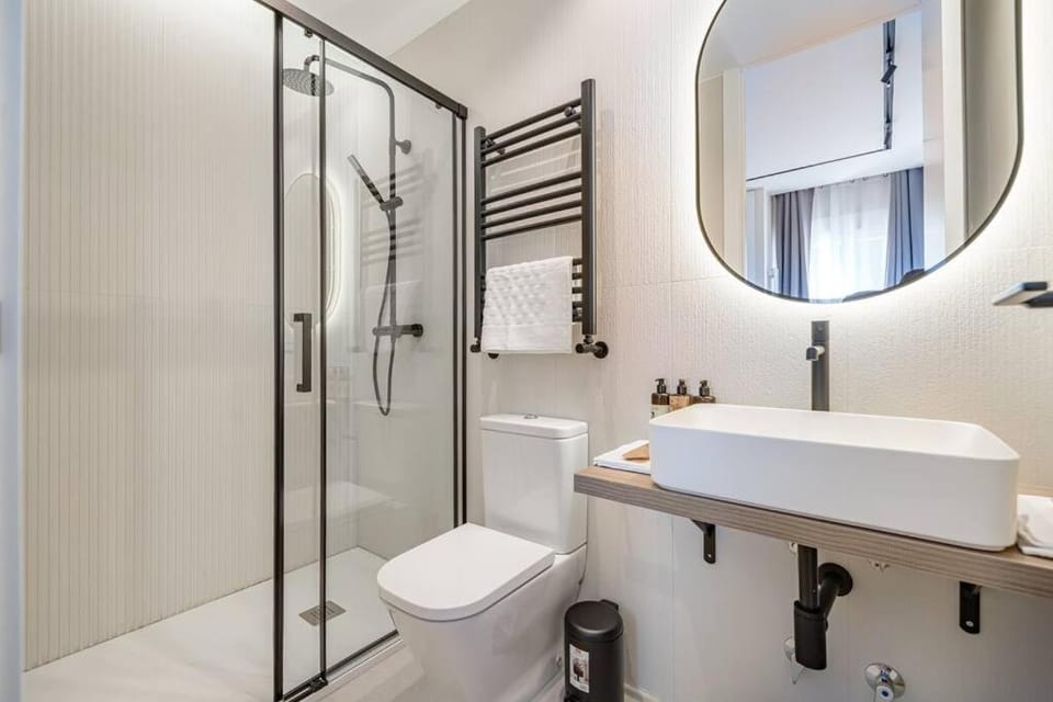 Shower, Toilet, Bathroom, Bath, towels