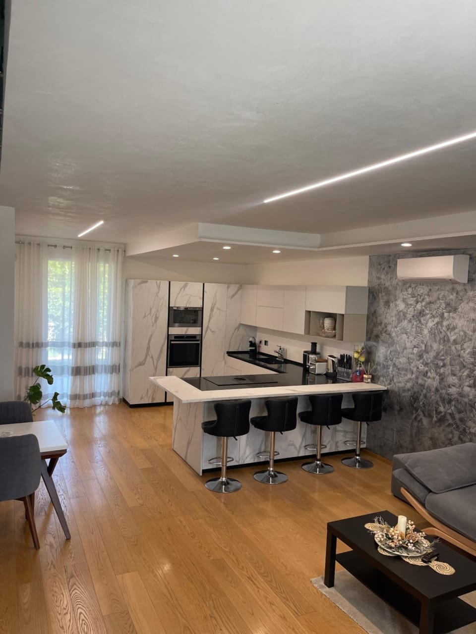 Kitchen or kitchenette, Living room, Seating area, Dining area, minibar, pet friendly, stove, air conditioner