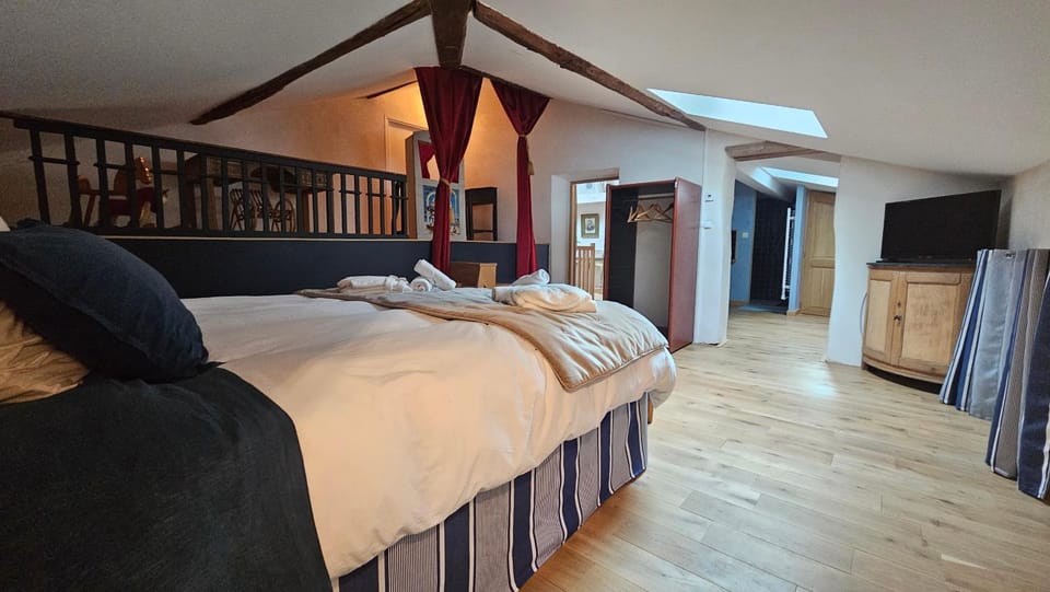 Photo of the whole room, Bedroom
