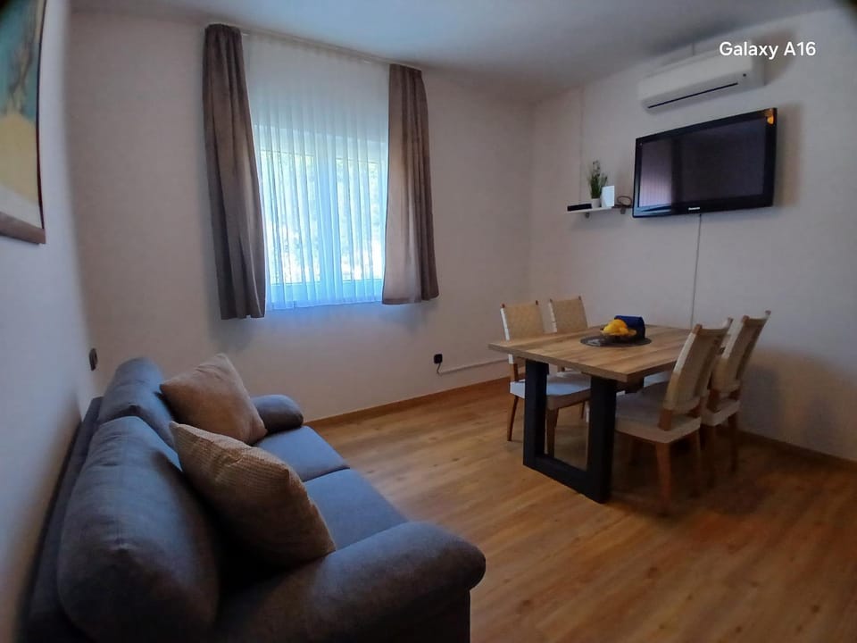 TV and multimedia, Living room, Seating area, Dining area, air conditioner