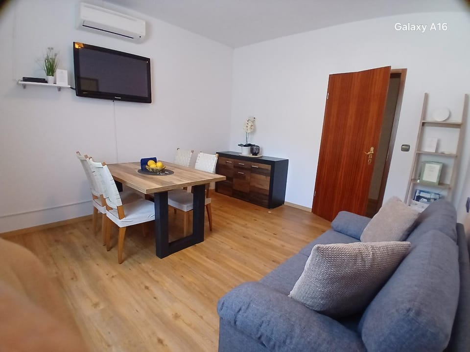 TV and multimedia, Living room, Seating area, Dining area, Evening entertainment, air conditioner