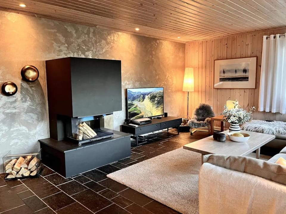 TV and multimedia, Living room, Photo of the whole room, Seating area, Evening entertainment, flat iron