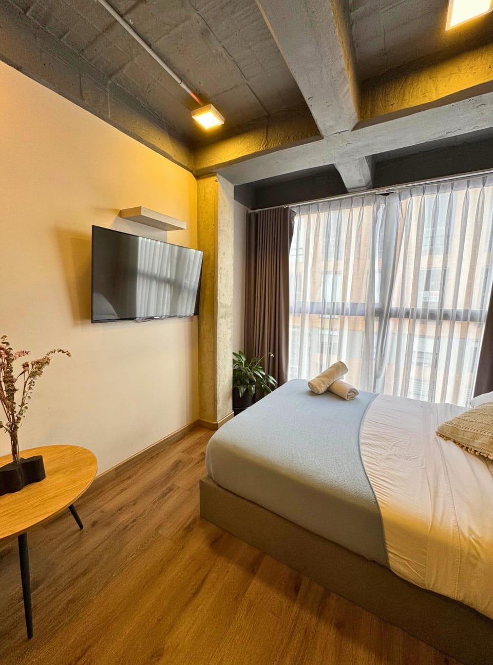 Bed, TV and multimedia, Photo of the whole room, Bedroom