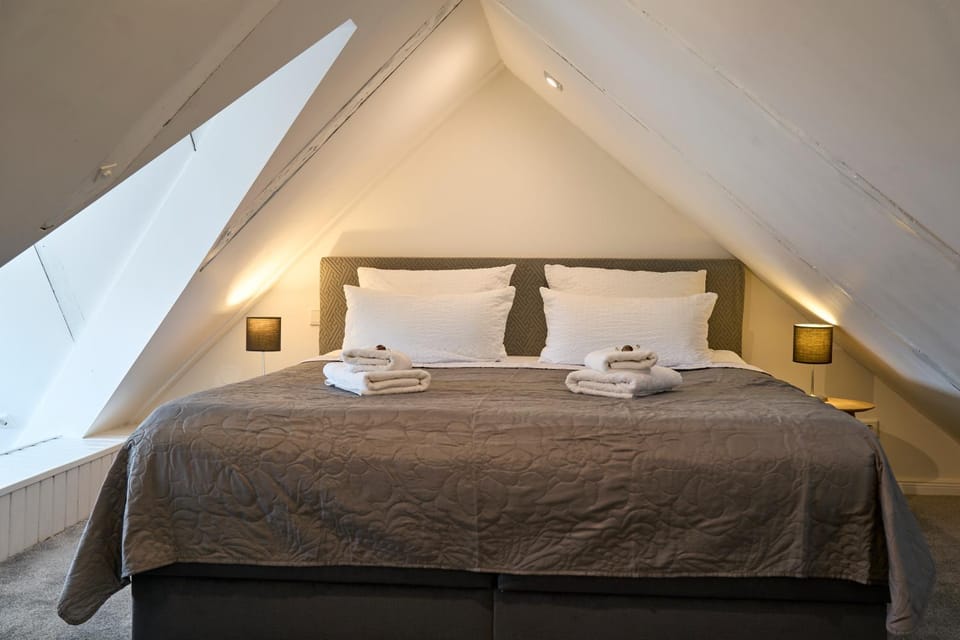 Bed, Bedroom, towels