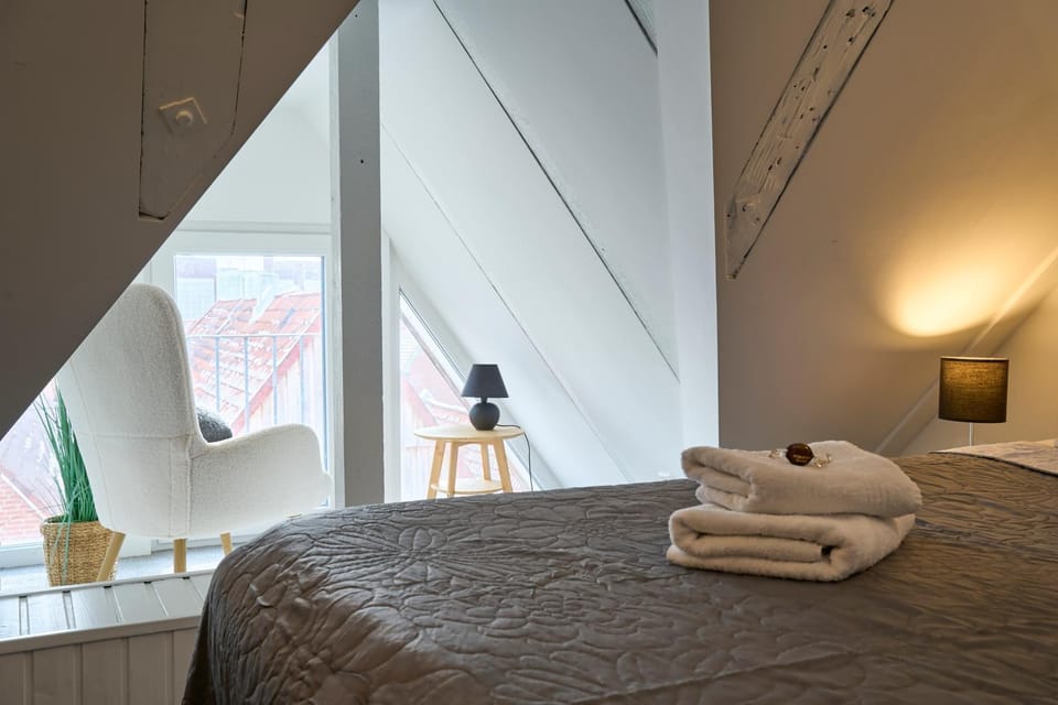 Bed, Photo of the whole room, Bedroom, towels