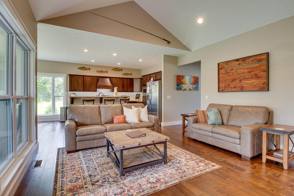 Flippin Home w/ Deck & Grill: Steps to White River House in Arkansas