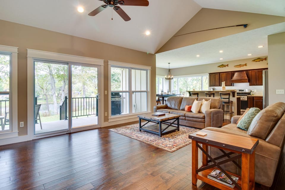 Flippin Home w/ Deck & Grill: Steps to White River House in Arkansas