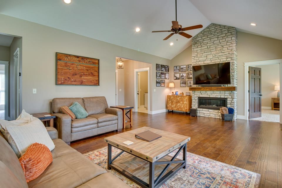 Flippin Home w/ Deck & Grill: Steps to White River House in Arkansas
