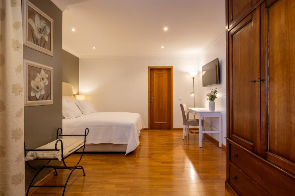 Bed, TV and multimedia, Photo of the whole room, Bedroom, wardrobe