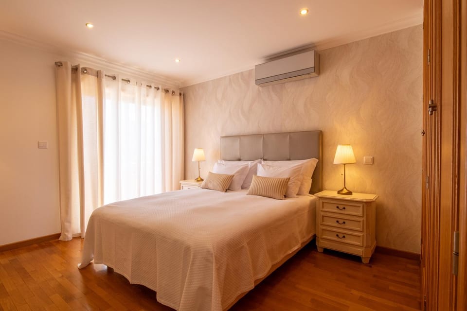 Bed, Photo of the whole room, Bedroom, air conditioner