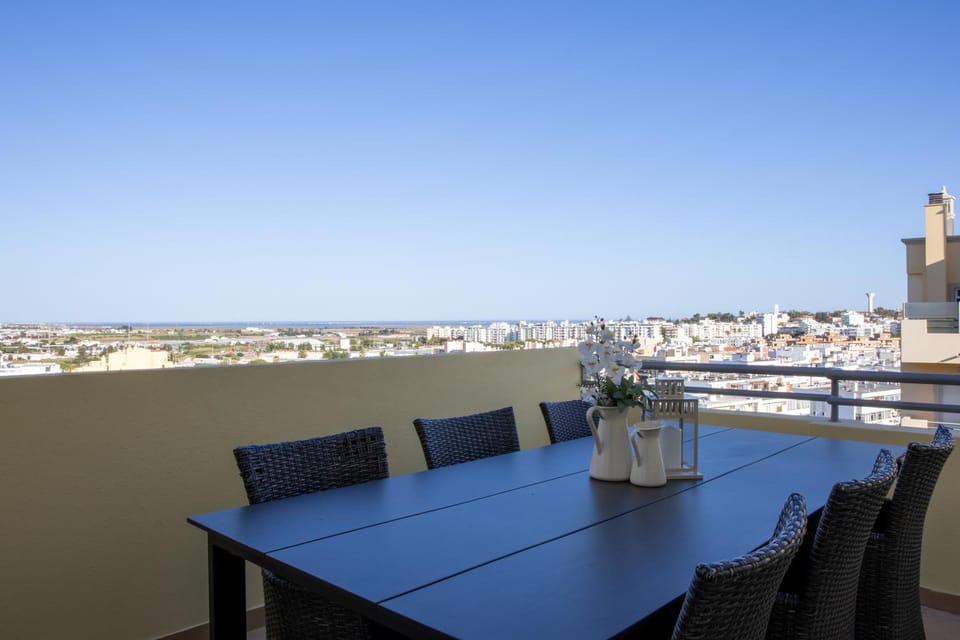Natural landscape, View (from property/room), Balcony/Terrace, Dining area, City view, Sea view