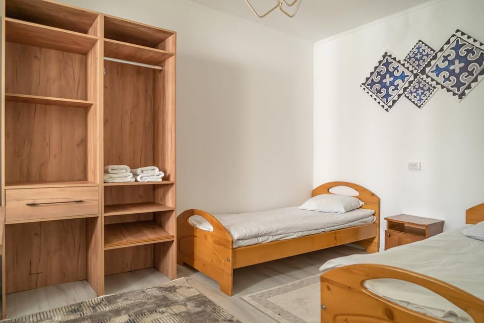 Photo of the whole room, Bedroom, wardrobe