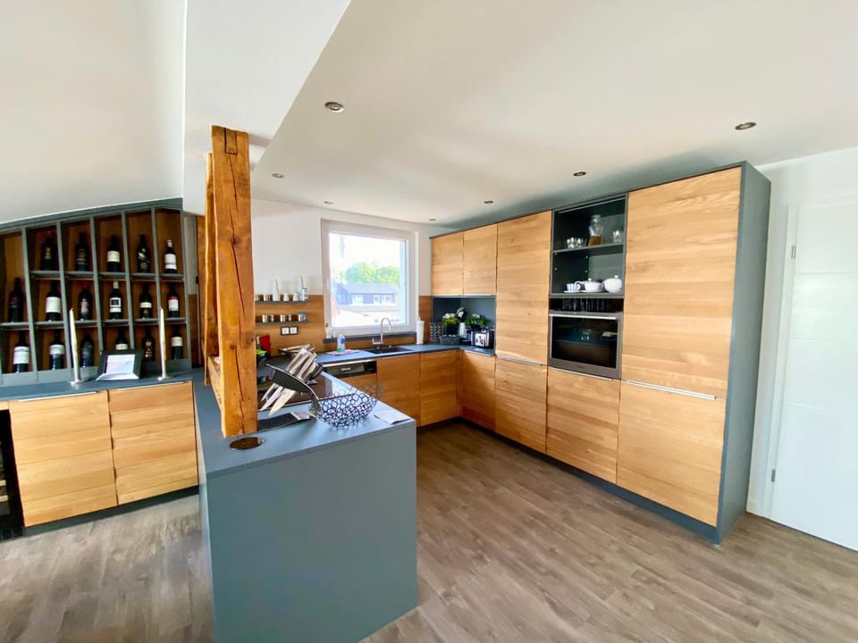 Kitchen or kitchenette, Seating area, Dining area