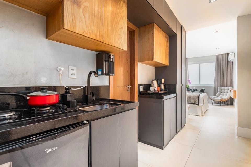 Kitchen or kitchenette, Dining area, minibar, stove