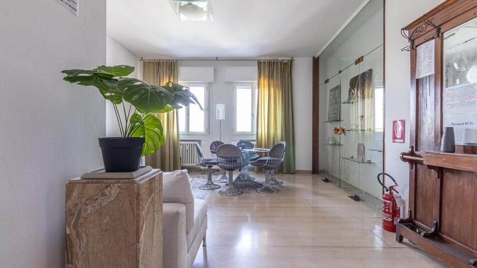 Communal lounge/ TV room, Living room, Seating area