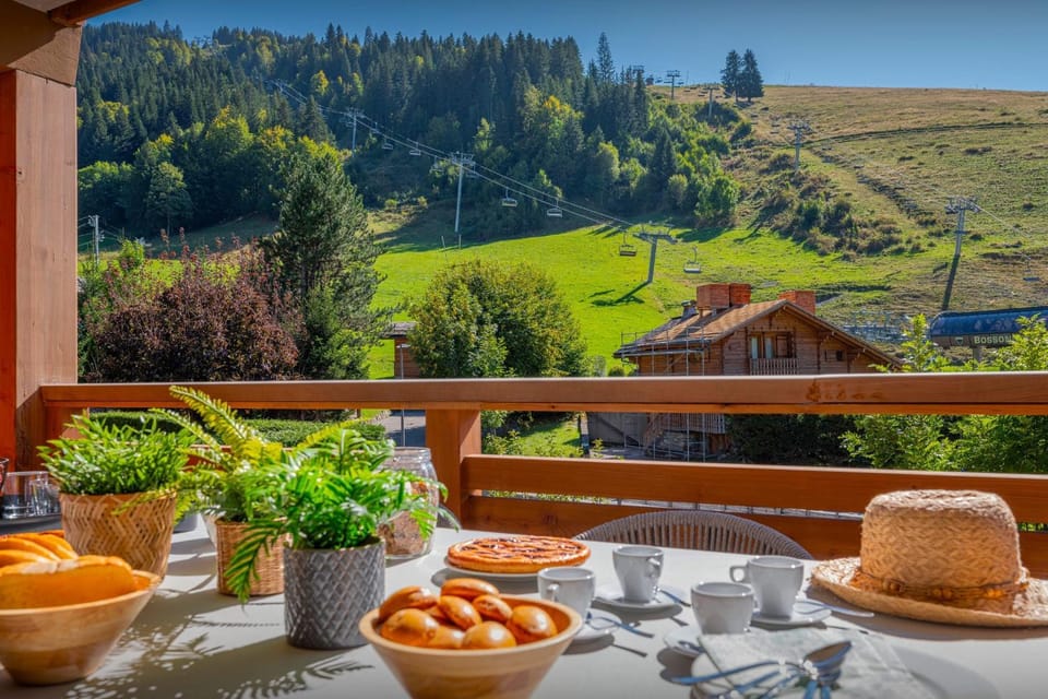 Day, Natural landscape, Dining area, Mountain view