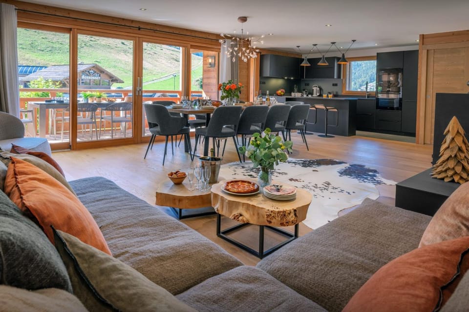Kitchen or kitchenette, Living room, Seating area, Dining area