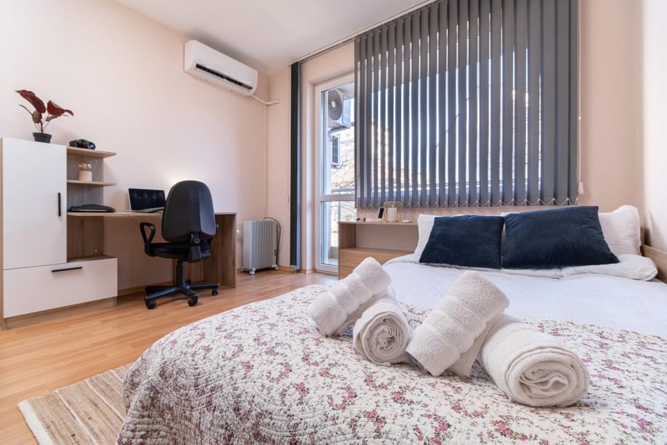 Bed, TV and multimedia, Photo of the whole room, Seating area, Bedroom, hair dresser, internet, towels, air conditioner