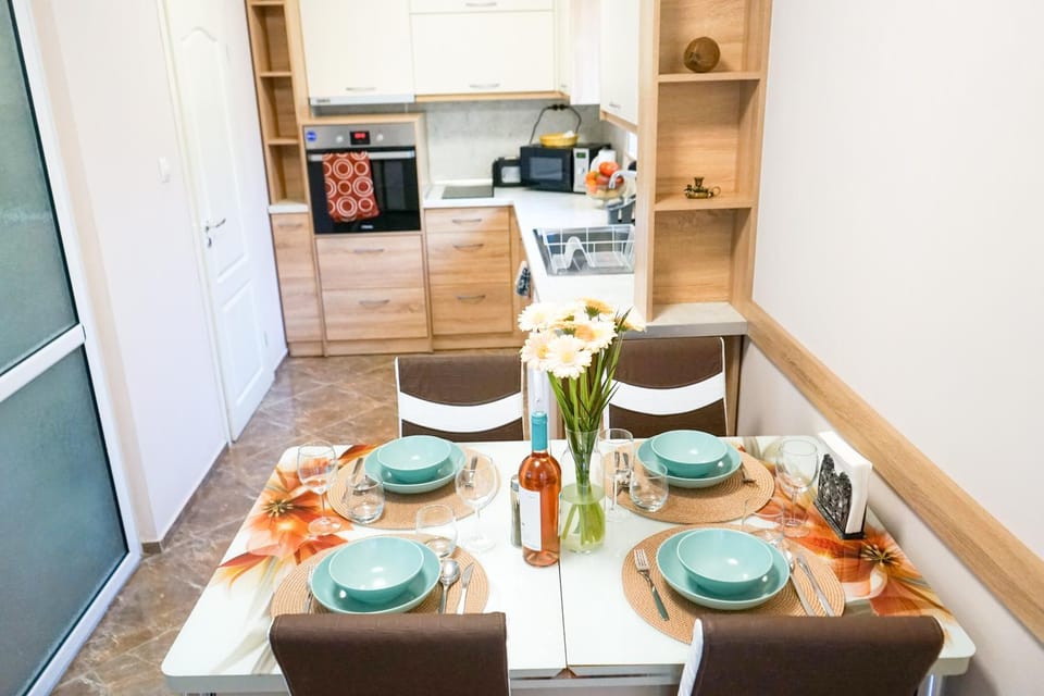 Coffee/tea facilities, Kitchen or kitchenette, Food and drinks, Dining area, Food, minibar, pet friendly, stove