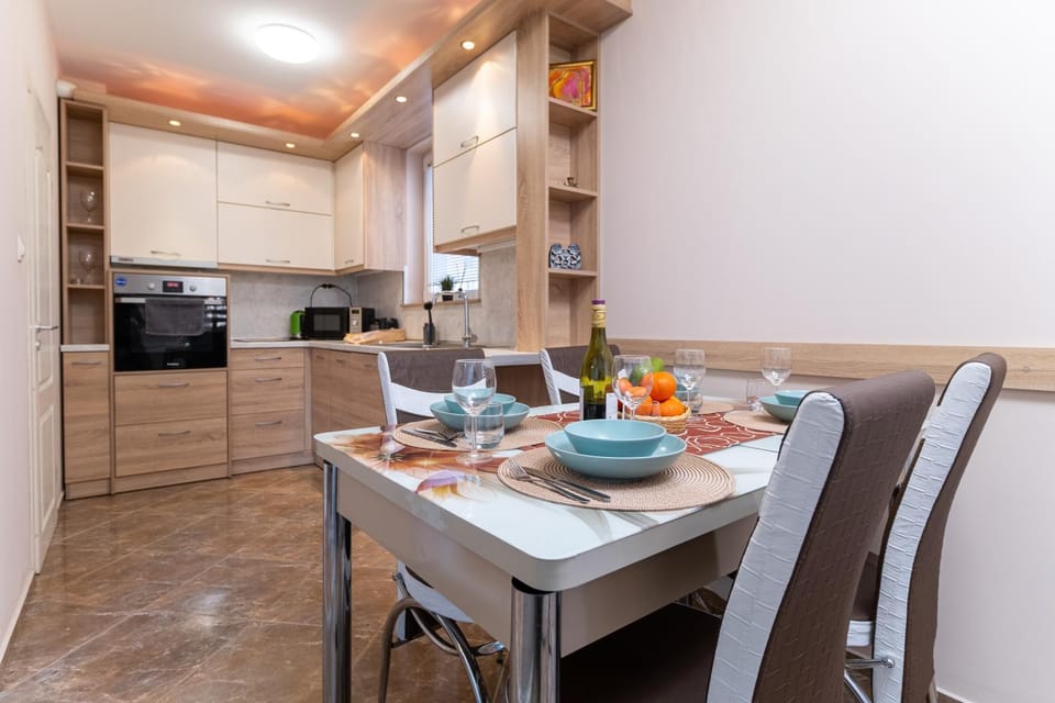 Kitchen or kitchenette, Living room, Food and drinks, Seating area, Dining area, Food, heating, minibar, oven, pet friendly, stove