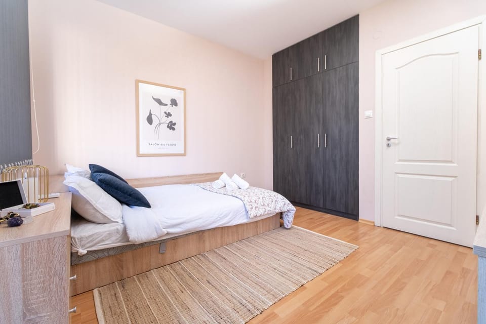 Bed, Photo of the whole room, Decorative detail, Seating area, Bedroom, wardrobe