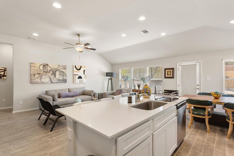 Brand New Lake Travis by Barcle House in Lago Vista