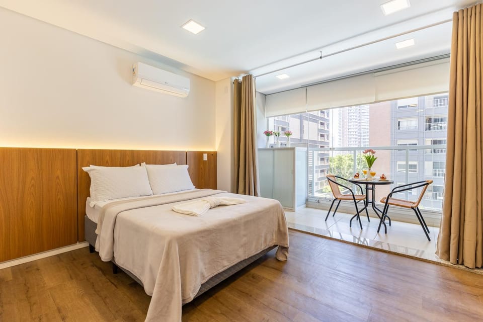 Bed, Photo of the whole room, Dining area, Bedroom, air conditioner