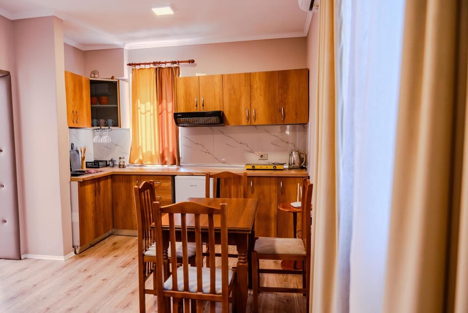 Kitchen or kitchenette, Dining area, stove