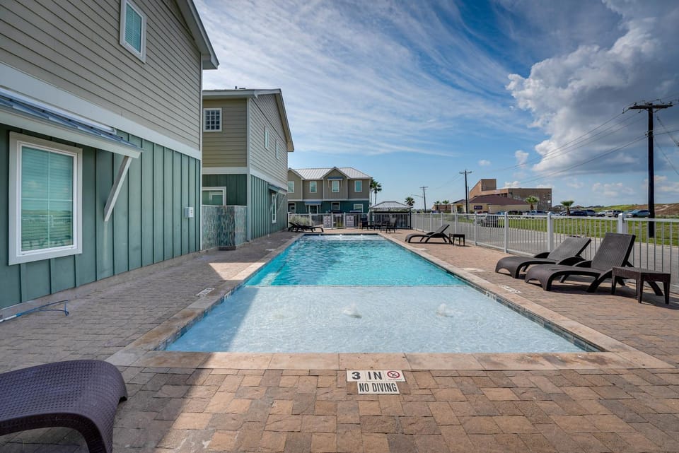 Bright, Modern Corpus Christi Condo: 2 Mi to Beach House in North Padre Island