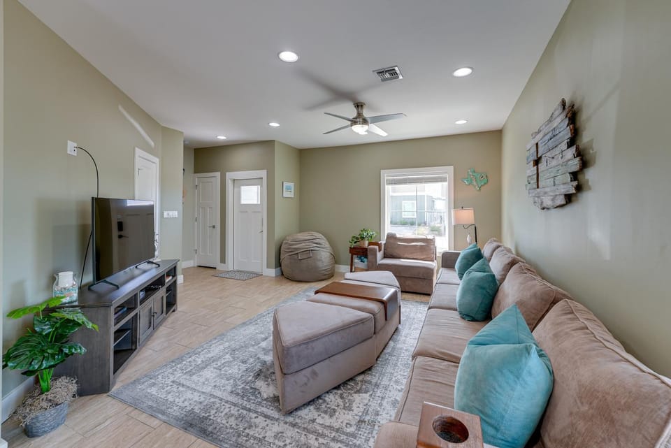 Bright, Modern Corpus Christi Condo: 2 Mi to Beach House in North Padre Island