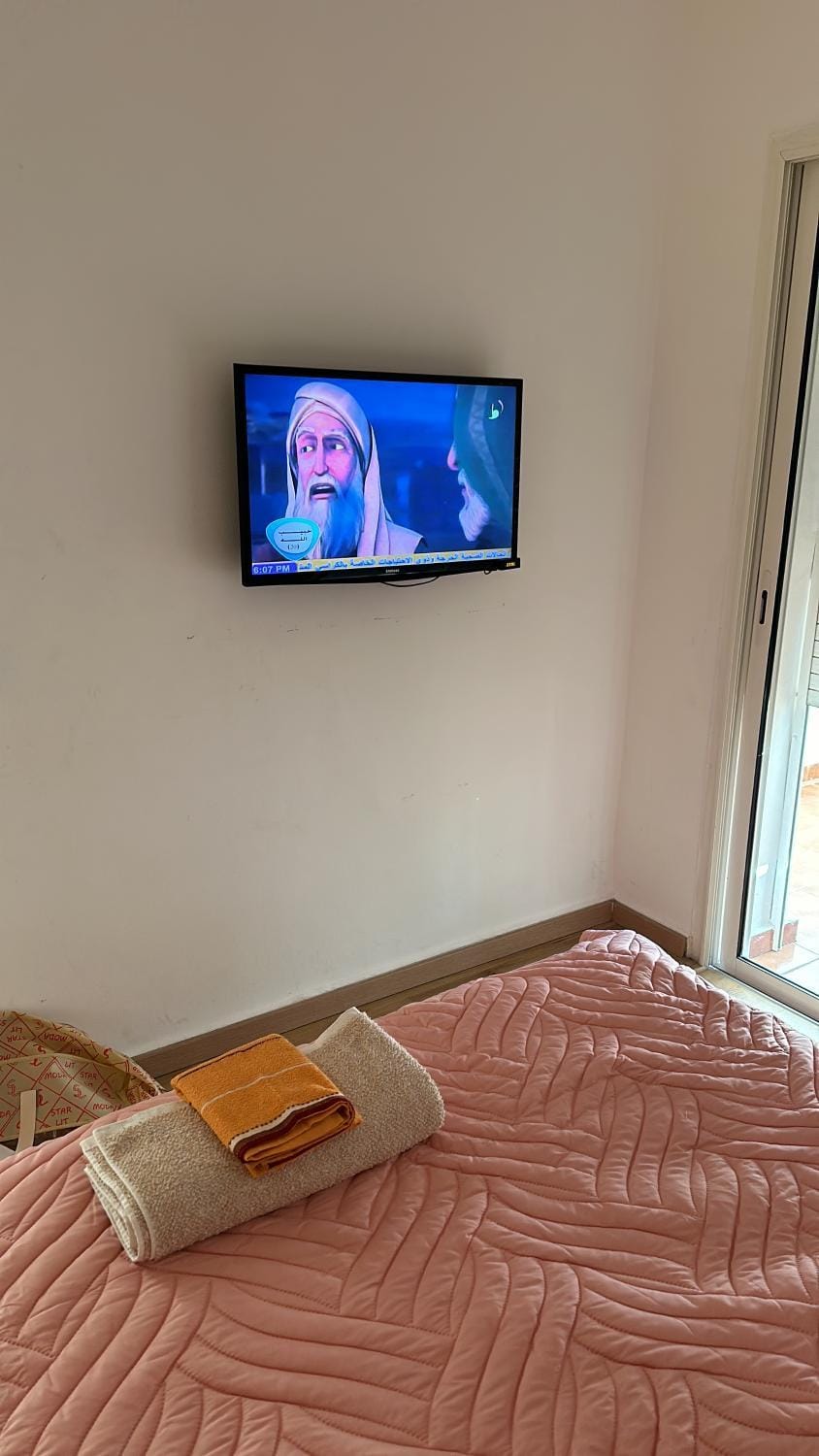 Bed, TV and multimedia, Photo of the whole room, Bedroom