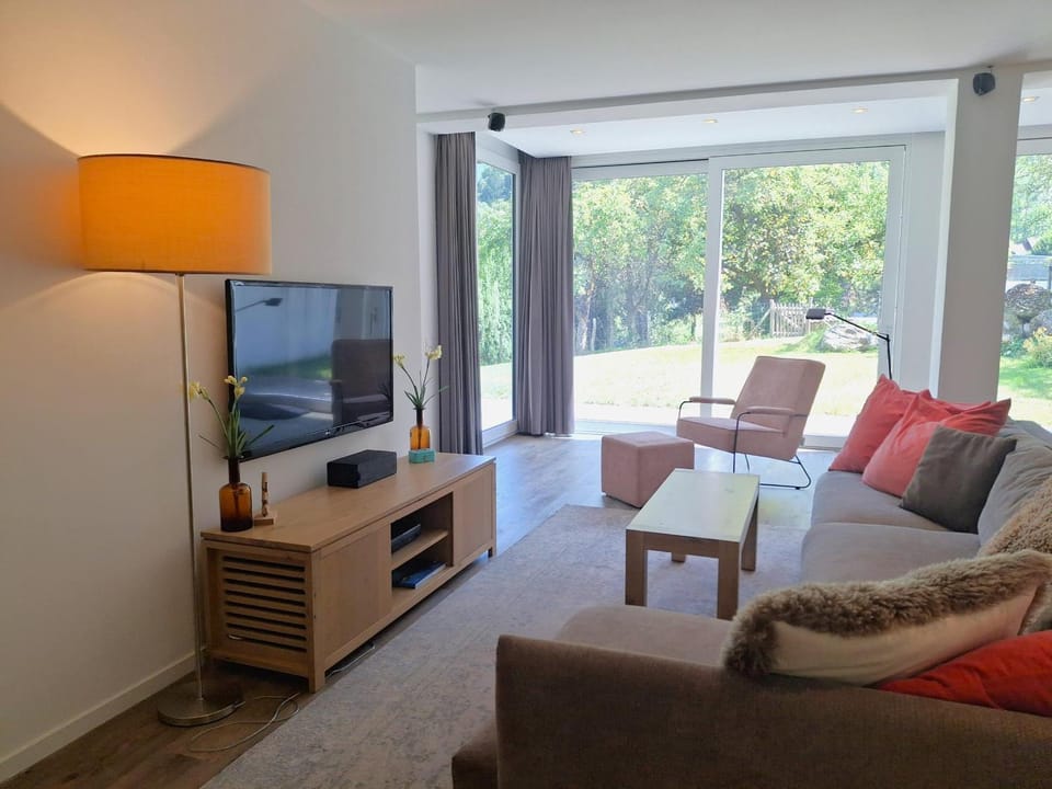 Garden, TV and multimedia, Living room, Dining area, Garden view
