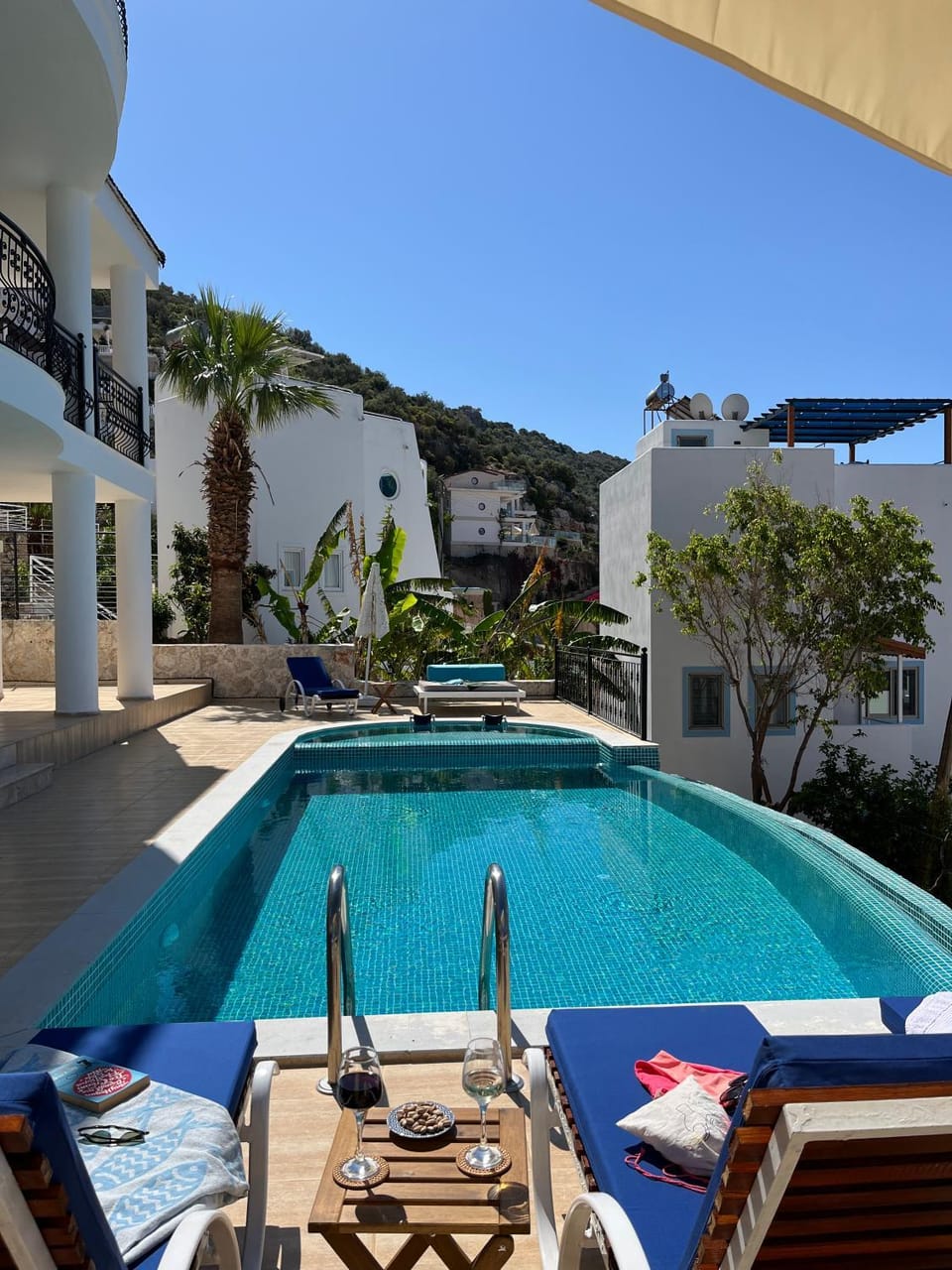 Property building, Swimming pool, sunbed