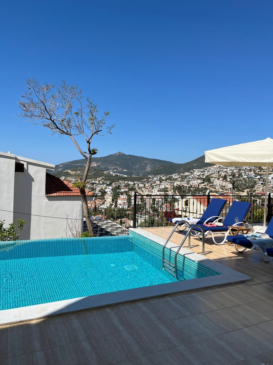 Swimming pool, sunbed