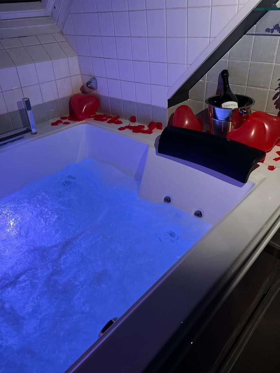 Hot Tub, Bathroom