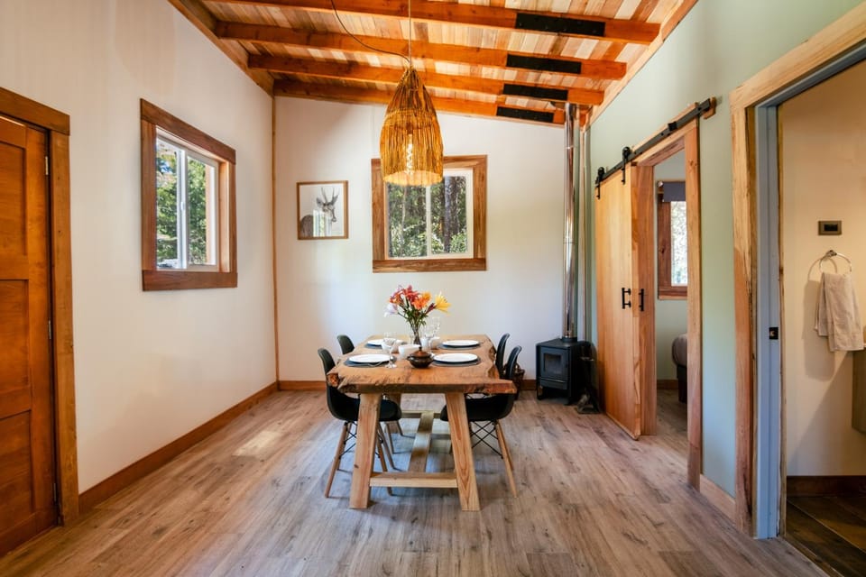 Seating area, Dining area, fireplace, heating